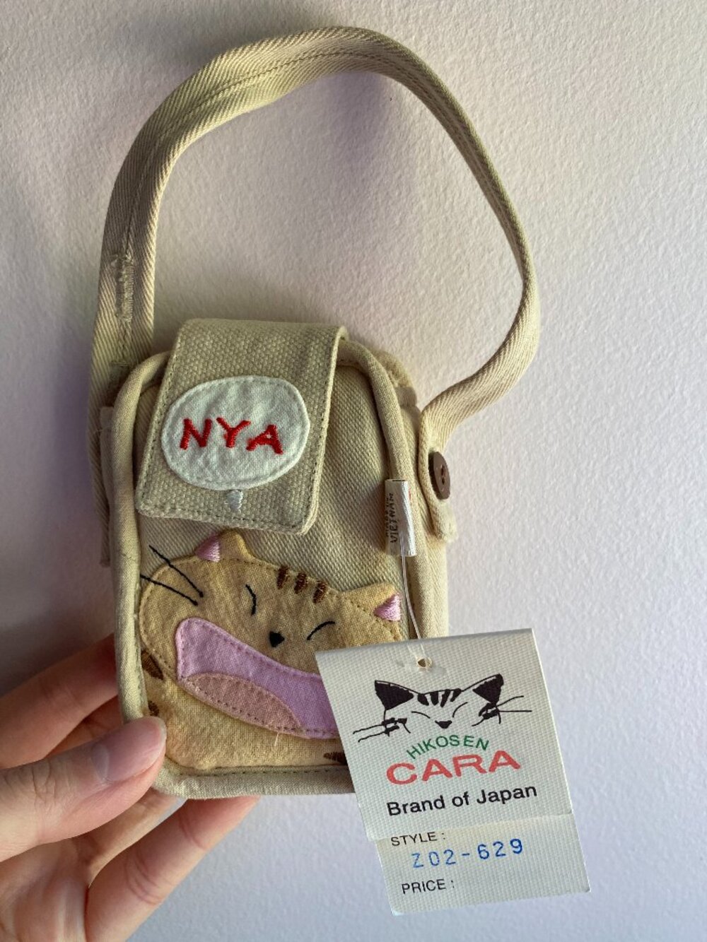 Adorable cat pouch by Hikosen Cara